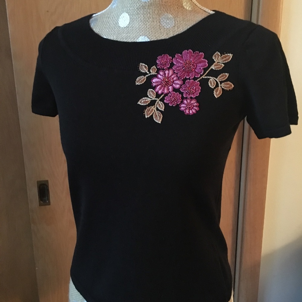 🌹3/$25🌹Short Sleeved Sweater with Flowers, SP